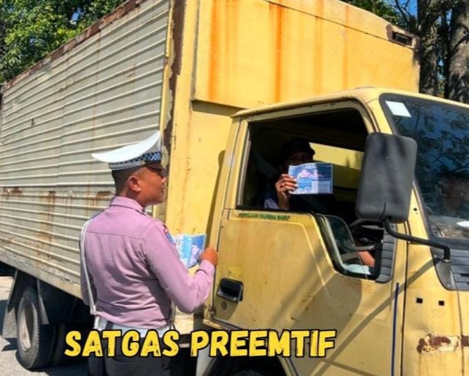 Satgas Preemtif Operasi Patuh LK 2025 Polres Siak Laksanakan Penling Dan Bagi Leaflet Di Titik Rawan Pelanggaran Lalu Lintas