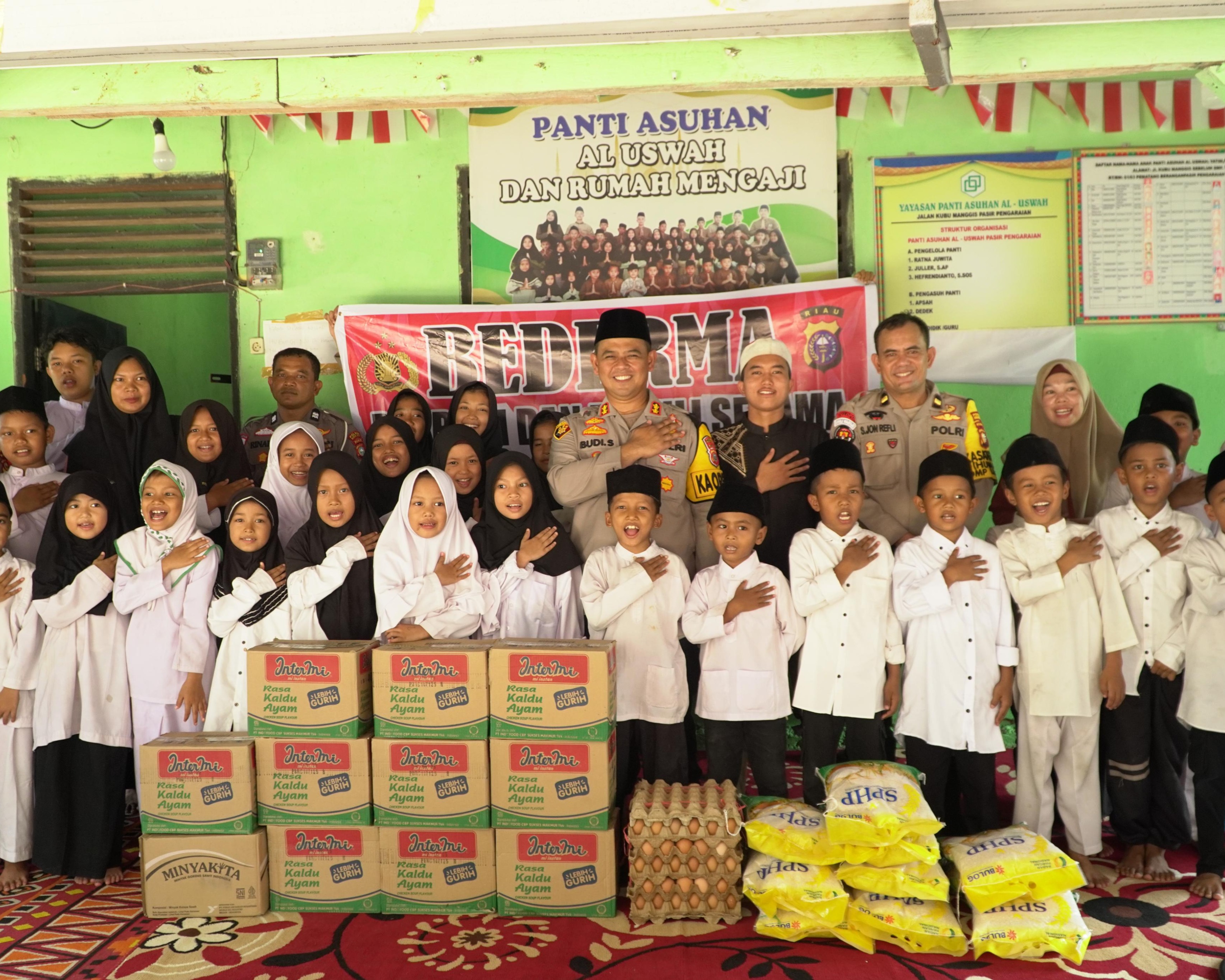 Kapolres Rohul Laksanakan Giat Coolling System Serta Jum'at Berkah Bagikan Ratusan Nasi Kotak di Masjid Raya Kota Pasirpangaraian dan Panti Asuhan Al-Uswah