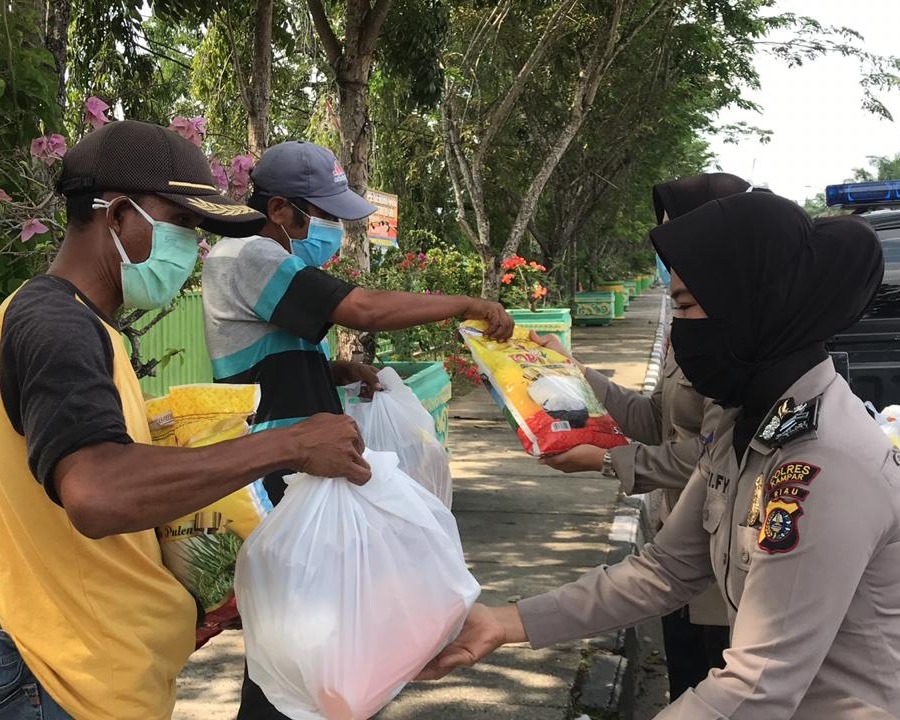 Polwan Polres Kampar Membagikan Paket Sembako Untuk Masyarakat Terdampak Covid-19