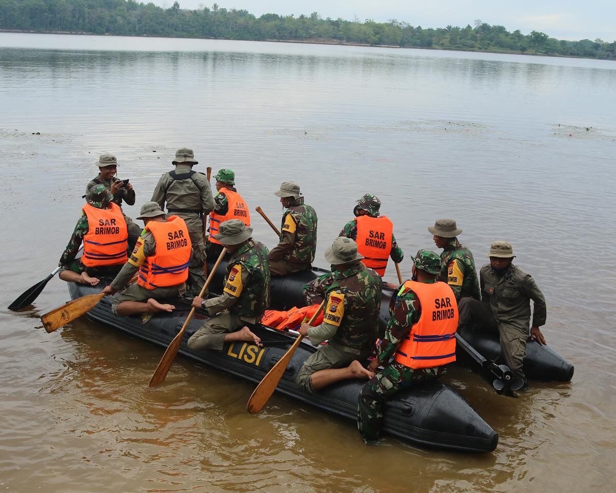 Satuan Brimob Polda Riau Bersama Batalyon 462 Paskhas TNI AU Gelar Latihan SAR Bersama Di Danau Buatan Rumbai