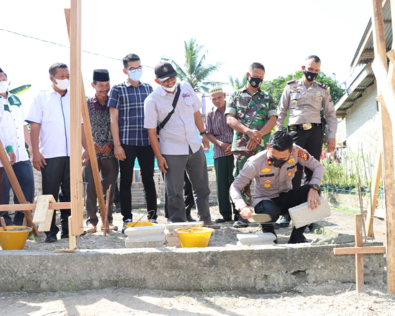 Peletakan Batu Pertama Rumah Suwono Di Kecamatan LBJ Program Bedah Rumah Presisi Indragiri Hulu (Bersih), Istrinya Sempat Pingsan
