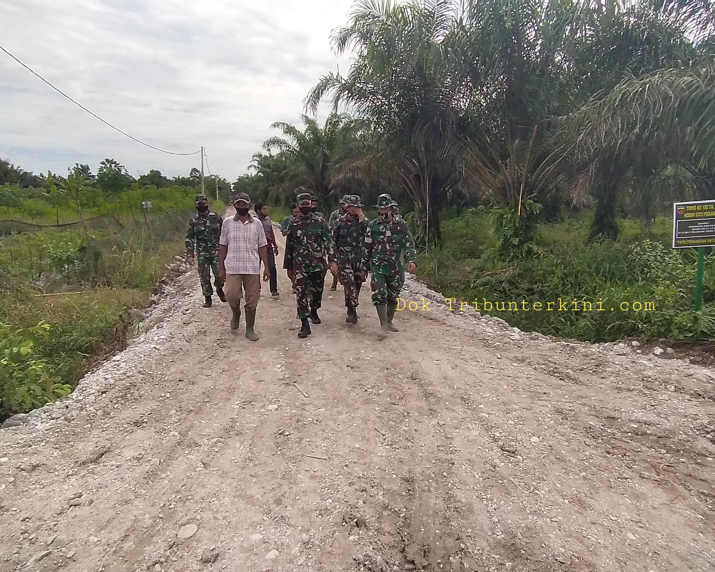 Dandim 0301/PBR Meninjau Pekerjaan Sasaran Pelaksanaan Pra TMMD ke 108 di Kelurahan Tebing Tinggi Okura