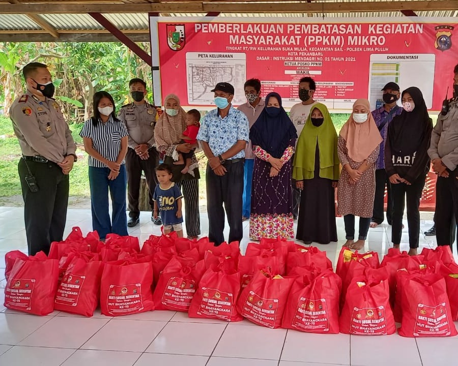 Sambut HUT Bhayangkara Ke-75, Kapolsek Limapuluh Bersama Pak RW Langsung Turun Datangi Rumah Warga Yang Mengalami Sakit Stroke Serta Bagikan Sembako