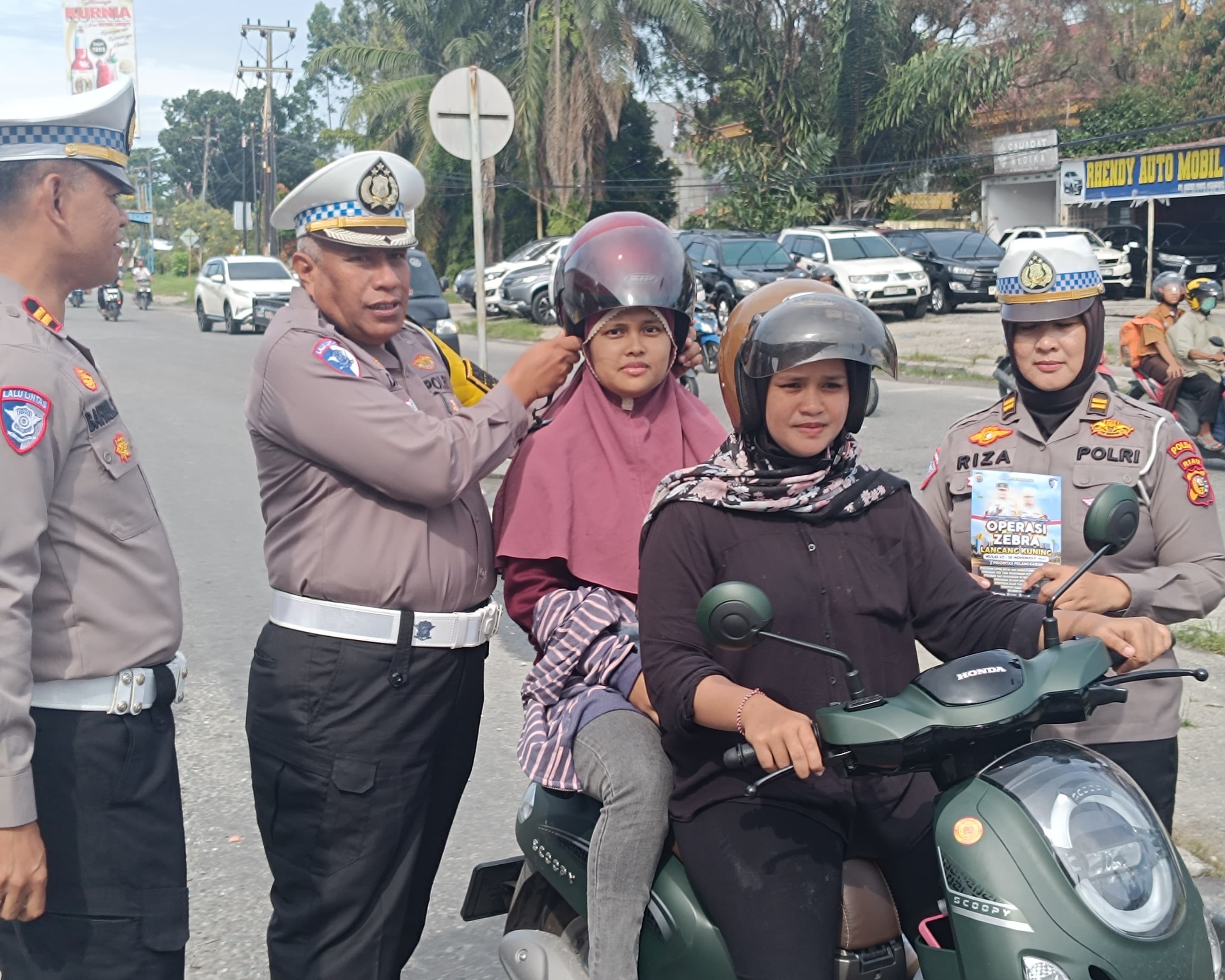 Hari Ke-5 Operasi Zebra Lancang Kuning 2025, Kasubdit Kamsel Ditlantas Polda Riau Pimpin Edukasi Kamseltibcarlantas Di Traffic Light Pasar Pagi Arengka