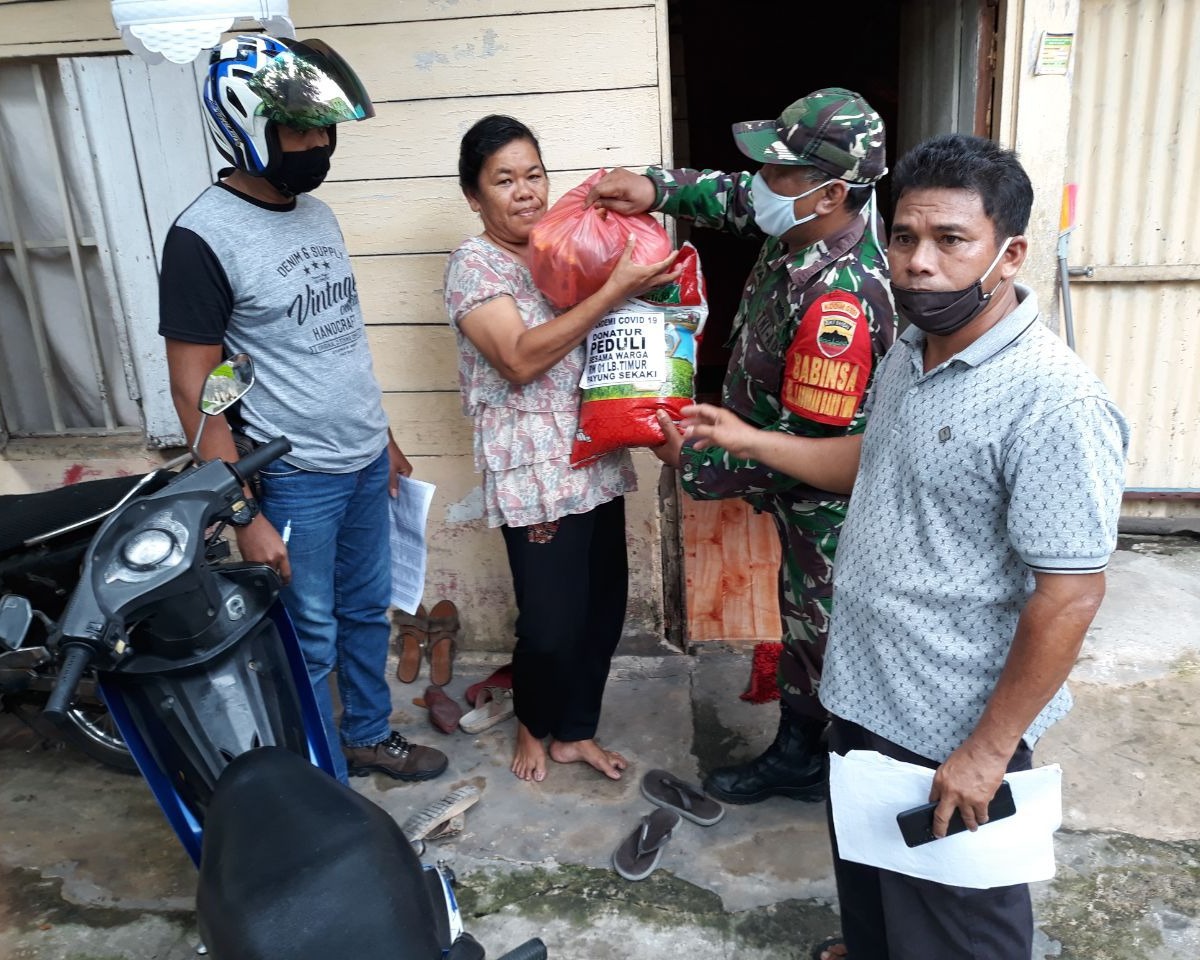 Babinsa Kodim 0301/Pekanbaru Salurkan Bantuan Paket Sembako Kepada Warga Kurang Mampu