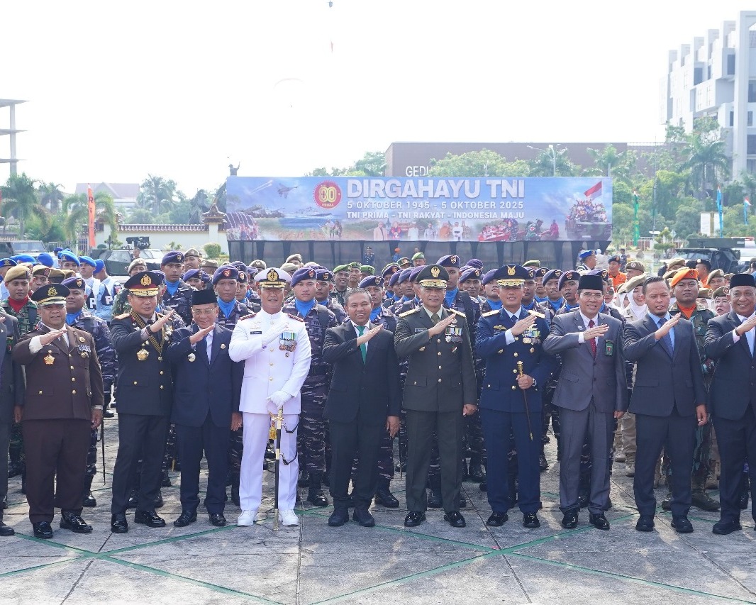 Kodam XIX/Tuanku Tambusai Gelar Upacara Peringatan HUT Ke-80 TNI Di Halaman Kantor Gubernur Riau