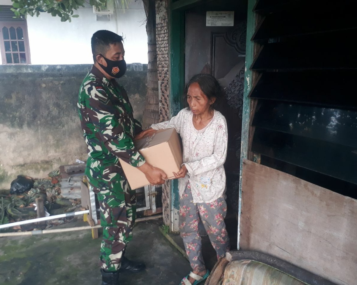 Babinsa Kodim 0301/PBR Berikan Paket Sembako Kepada Warga Kelurahan Rintis