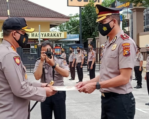 Kapolresta Pekanbaru Pimpin Upacara Korps Raport Kenaikan Pangkat 160 Perwira, Bintara dan ASN Yang Naik Pangkat dan Pemberian Reward