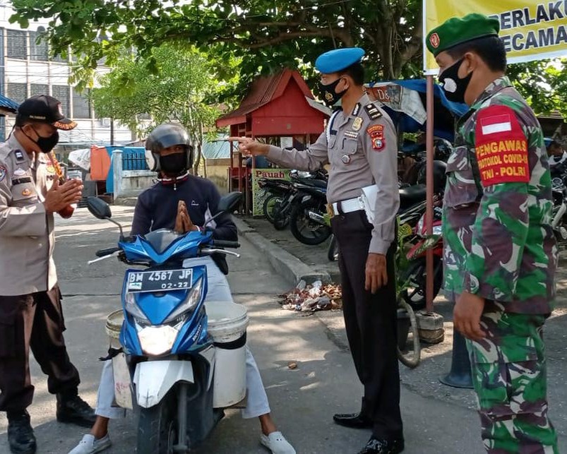 Babinsa Kodim 0301/PBR Laksanakan Penerapan Prokes di Fasilitas Umum