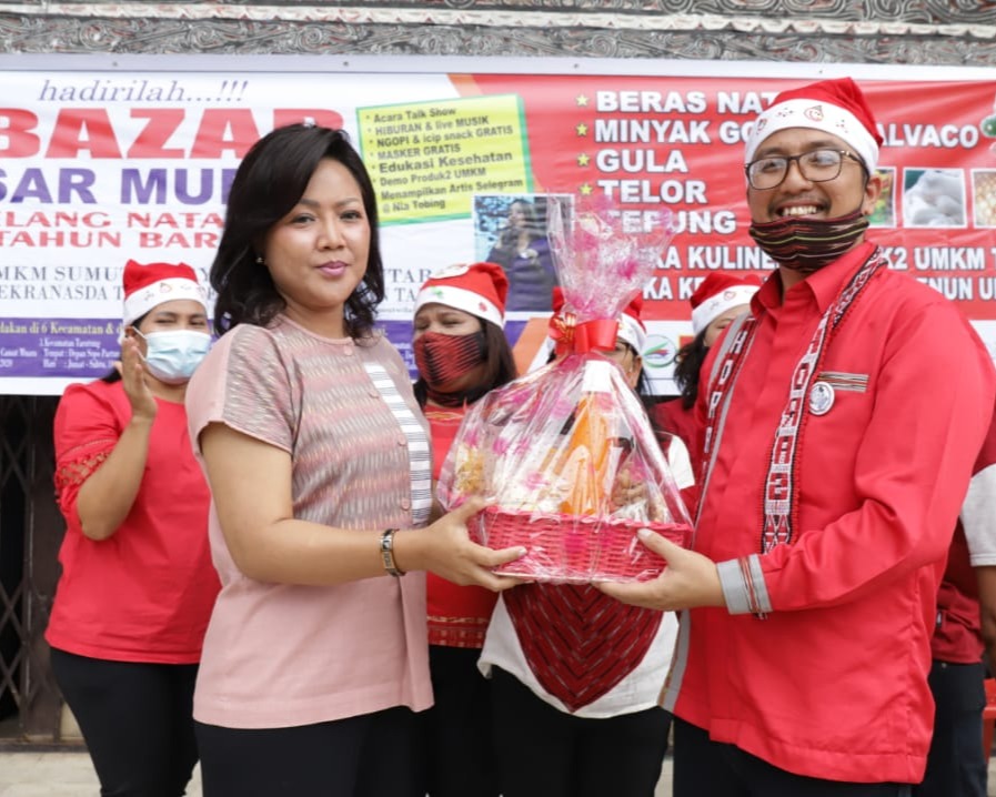 Ketua Dekranasda Taput Membuka Pelaksanaan Bazar Pasar Murah Asosiasi UMKM di Depan Gedung Kesenian Sopo Partungkoan
