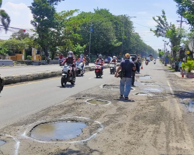 Awak Media Kabupaten Kendal Tandai Jalan Yang Berlubang