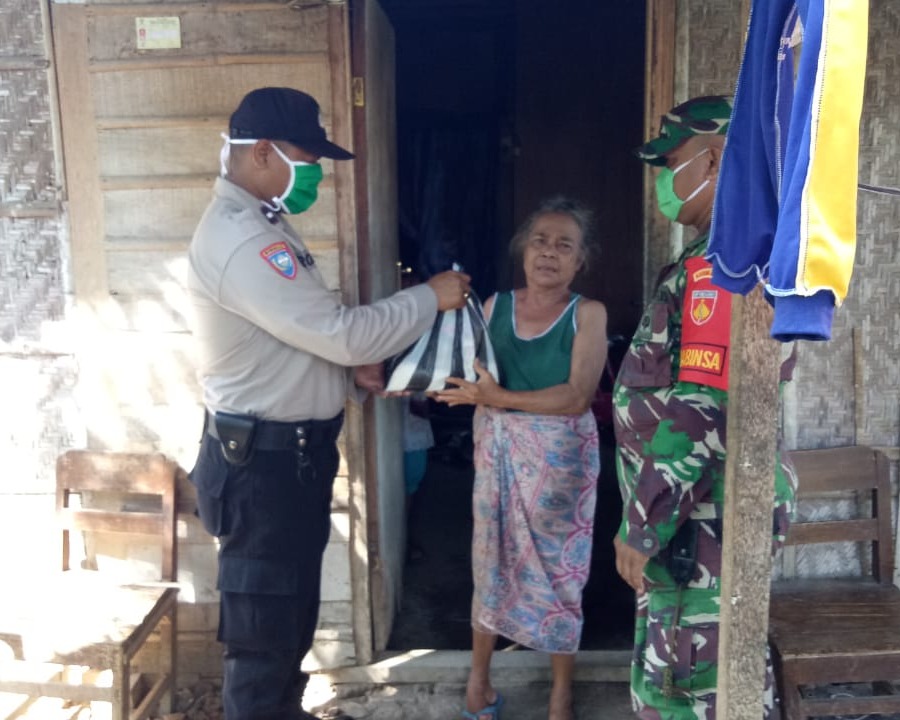 Solidaritas TNI-Polri, Koramil 05/Cepiring Dan Polsek Kangkung Membagikan Sembako Untuk Warga Yang Kurang Mampu