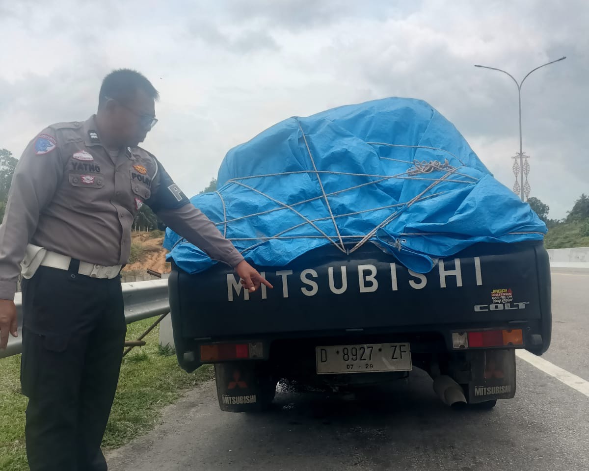 Gercep Personil Satuan PJR Ditlantas Polda Riau Bersama Petugas Amankan Pengendara Lawan Arus di Jalan Tol Permai
