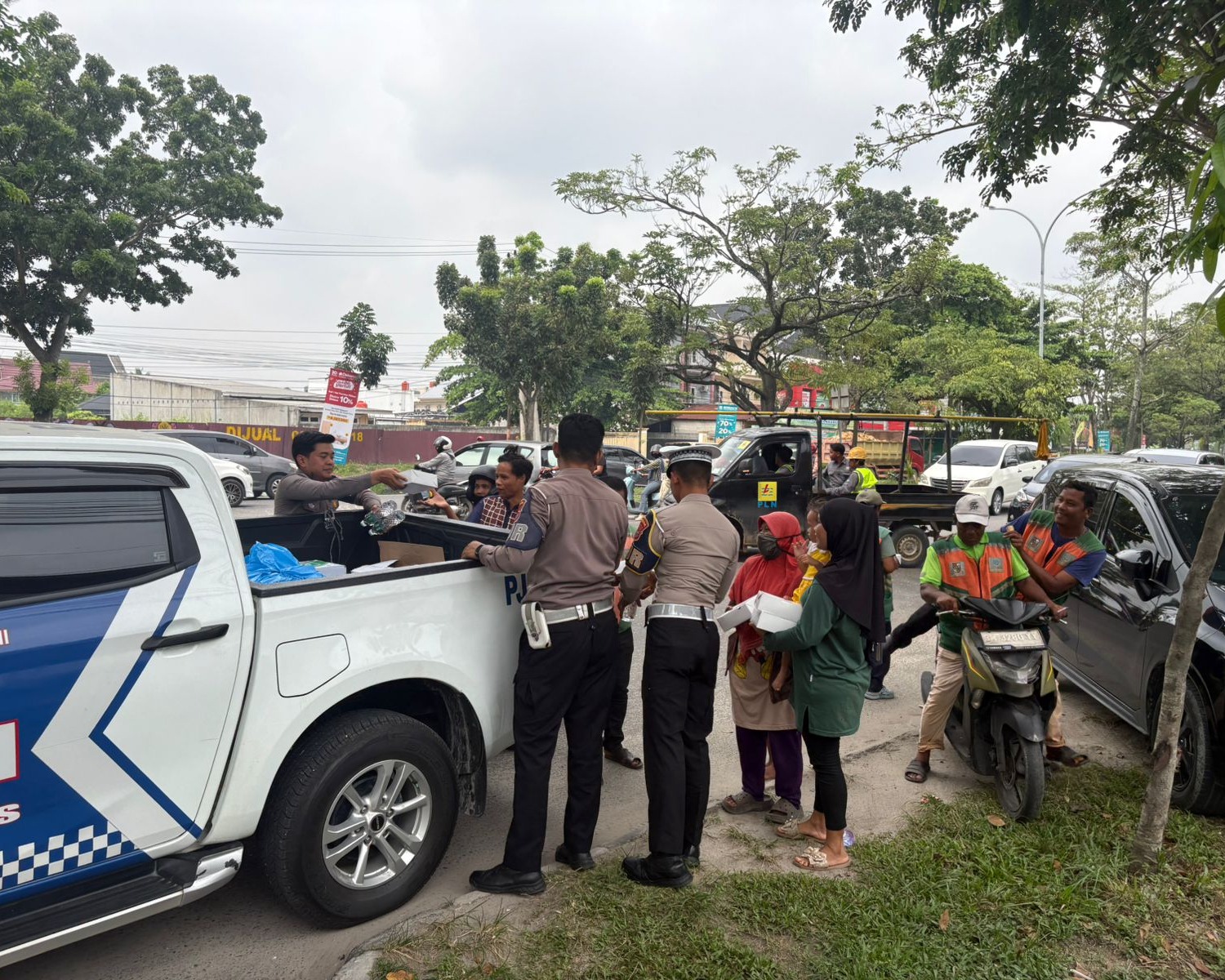 Program Jumat Barokah Ditlantas Polda Riau Bagikan Ratusan Paket Nasi Kotak