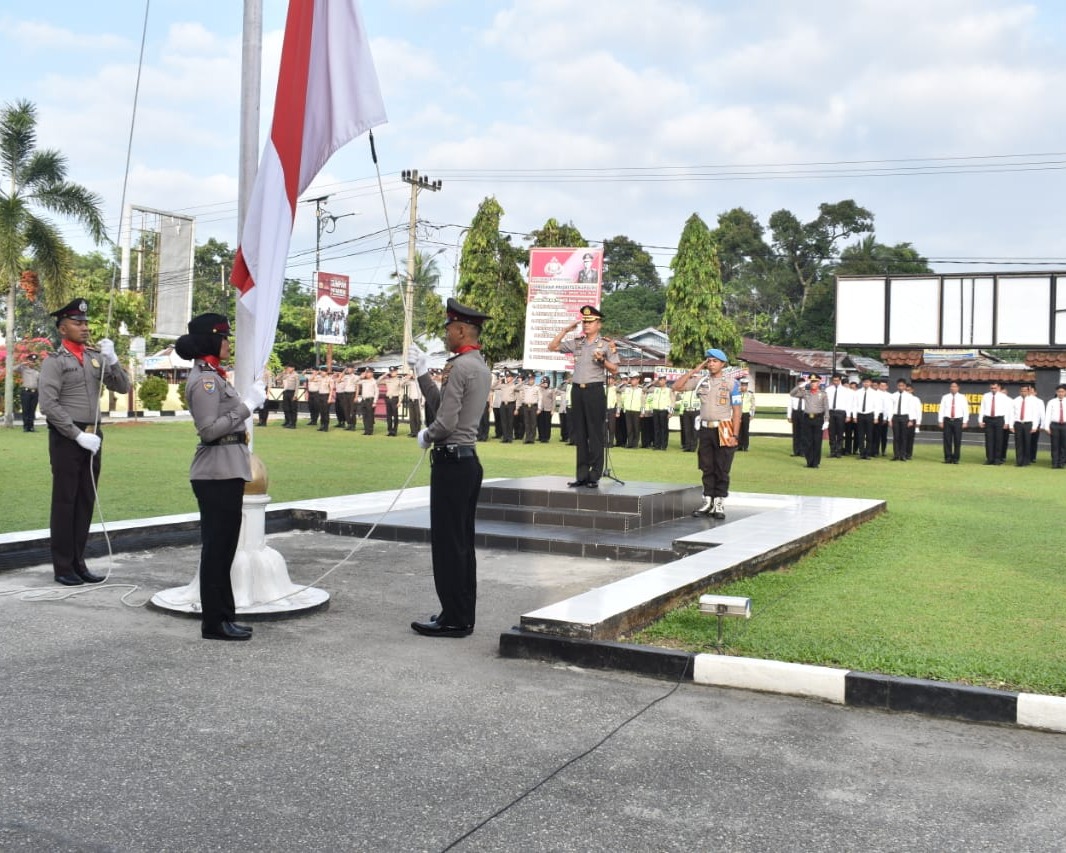 Kapolres Kampar Pimpin Upacara Bendera Bulanan Hari Kesadaran Nasional di Mapolres