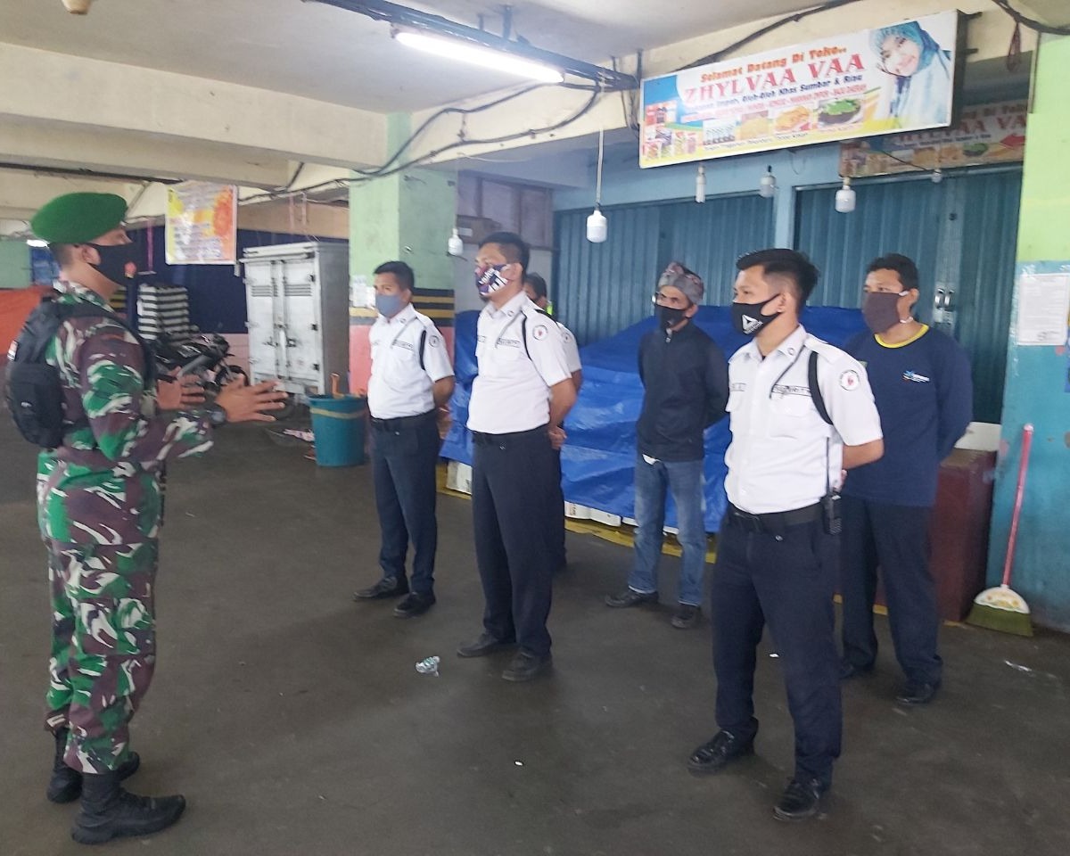Cegah Penyebaran Covid-19, Babinsa Kodim 0301/PBR Berikan Pengarahan Kepada Security