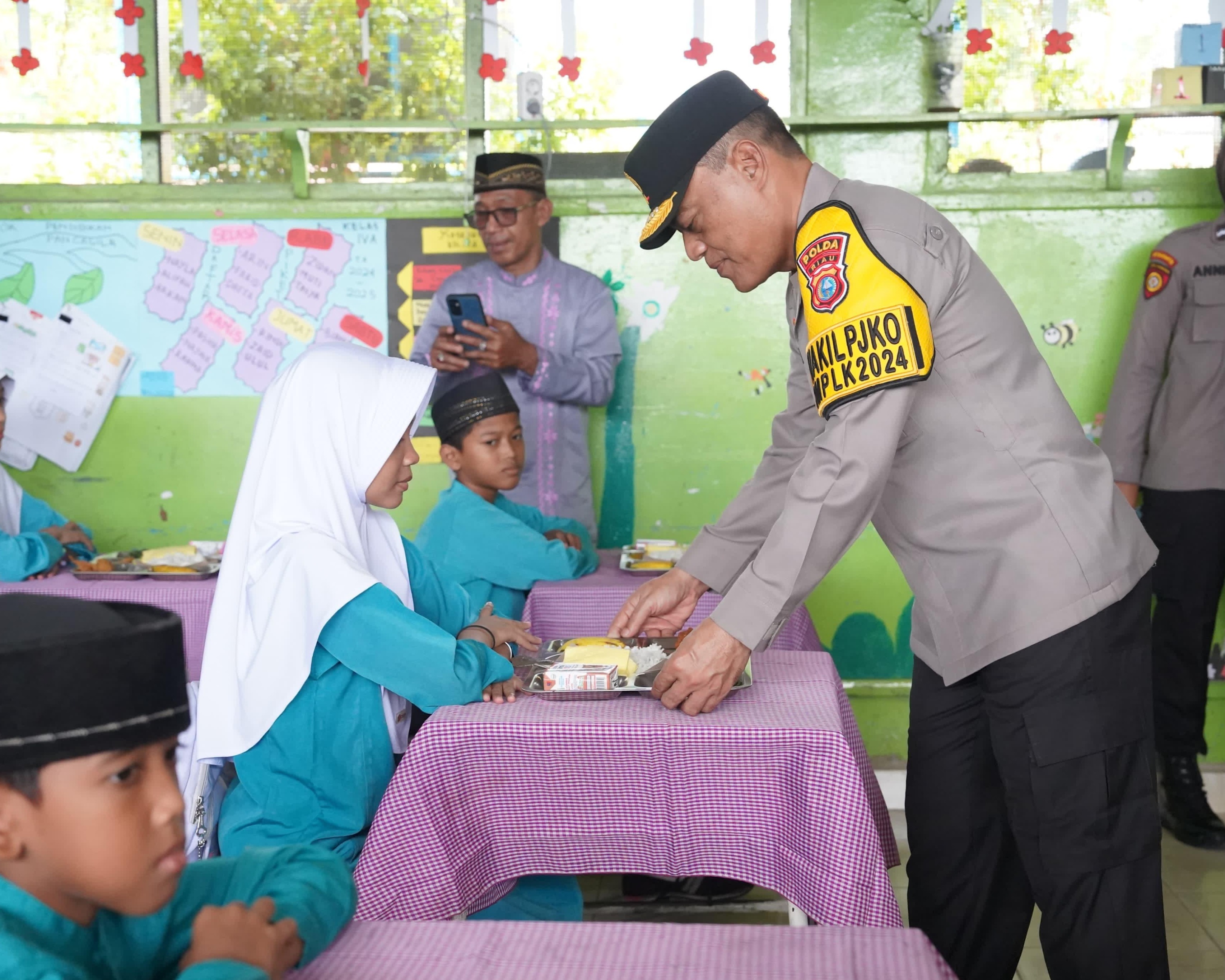 Lewat Makan Bergizi Gratis, Polda Riau Dukung Program Asta Cita Presiden RI Untuk Anak-Anak Sekolah SDN 08 dan 09 Rumbai