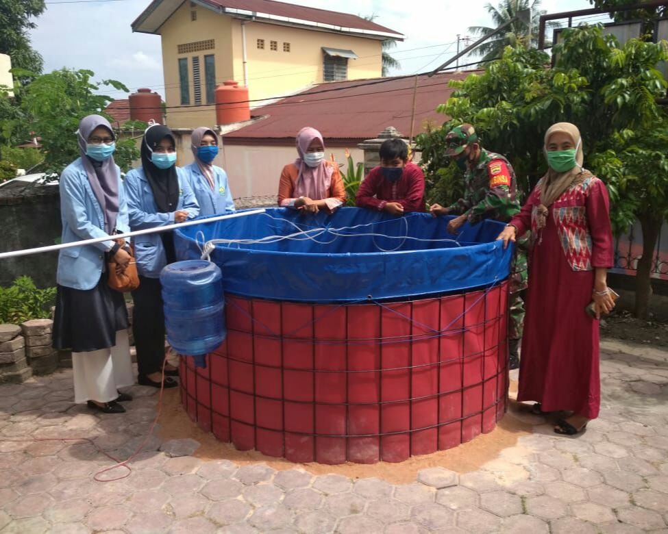 Babinsa Kodim 0301/PBR Bersinergi Dengan Masyarakat dan Mahasiswa KKN UNRI Budidaya Ikan Dengan Sistem Bio FLog