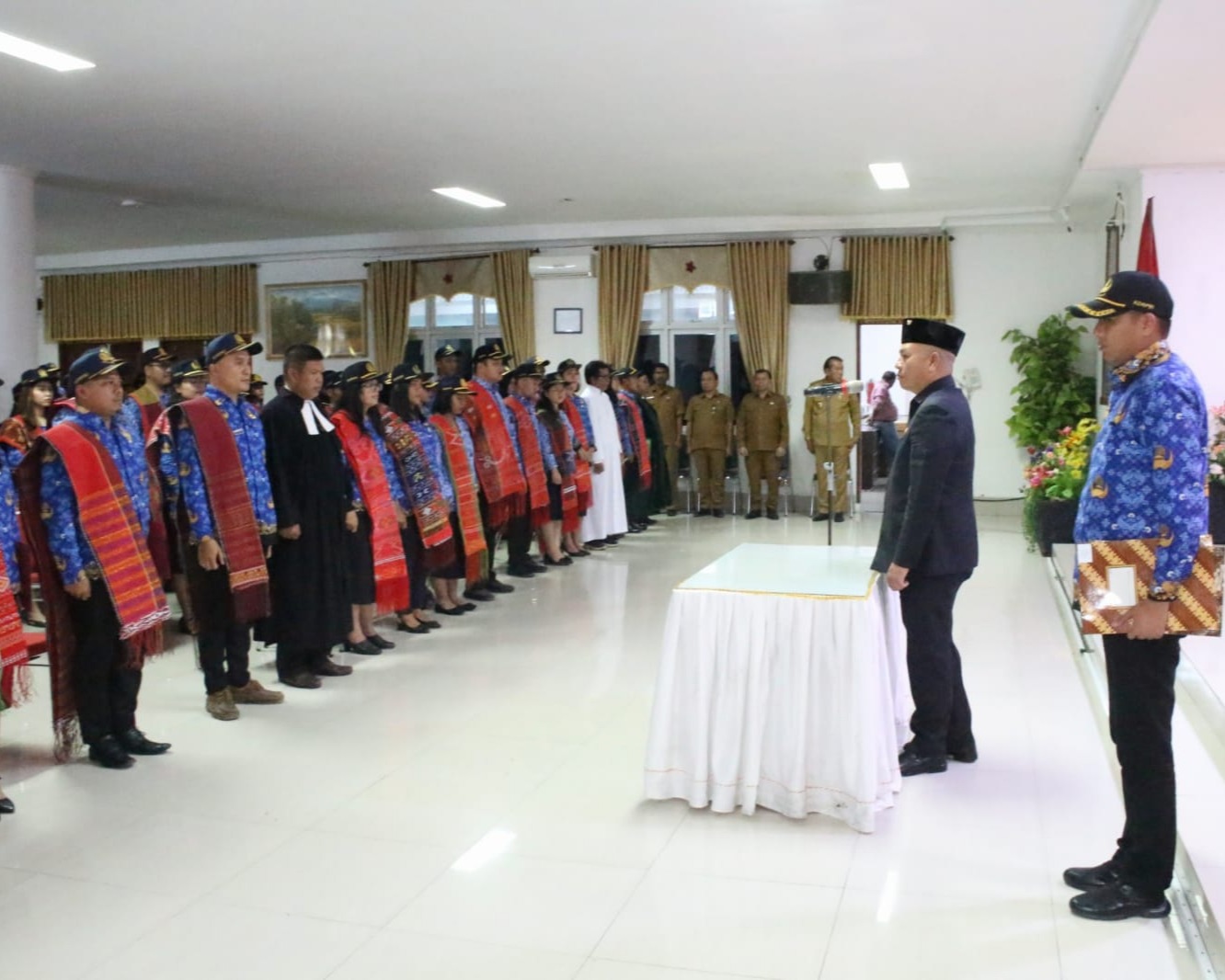 Bupati Taput Serahkan 217 SK Bupati Pengangkatan CPNS Menjadi PNS Formasi Umum Tahun 2019