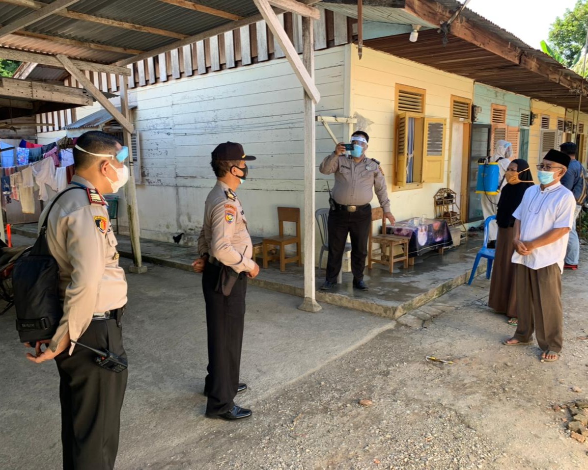 Terdapat Warga Meninggal Terpapar Virus Covid-19, Polsek Limapuluh Langsung Turun Lakukan Penyemprotan Disinfektan di Sekitar Rumah Duka