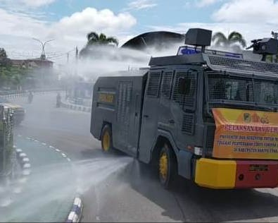 Cegah Penyebaran Covid-19, Polres Barito Dan Kodim 1013/Muara Teweh Bersama Pemerintah Daerah Laksanakan Kegiatan Penyemprotan Disinfektan Massal