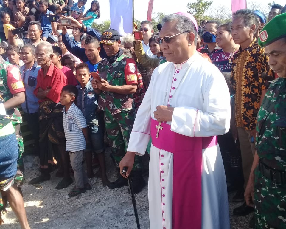 Uskup Mgr DR Edmundus Woga CSsR Keuskupan Weetebula Gelar Acara Pentahbisan Gereja