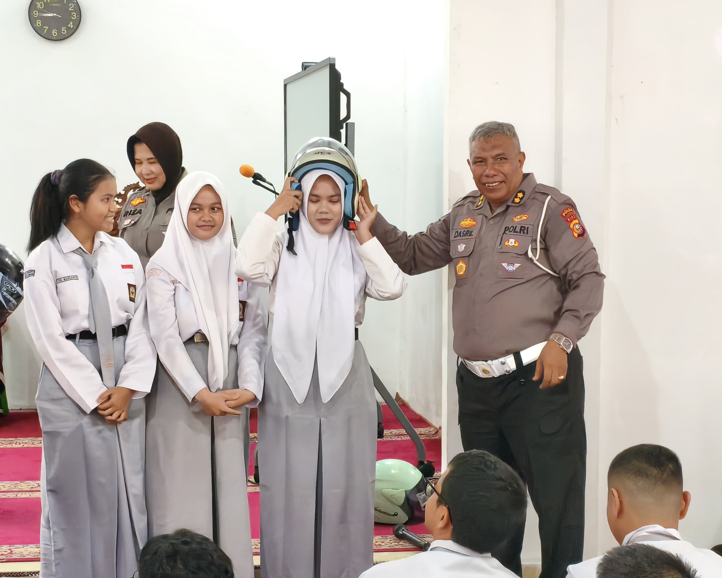 Aula SMAN 4 Pekanbaru Bergemuruh, Ditlantas Polda Riau Gaungkan Keselamatan Lalu Lintas Dan Green Policing Sejak Dini