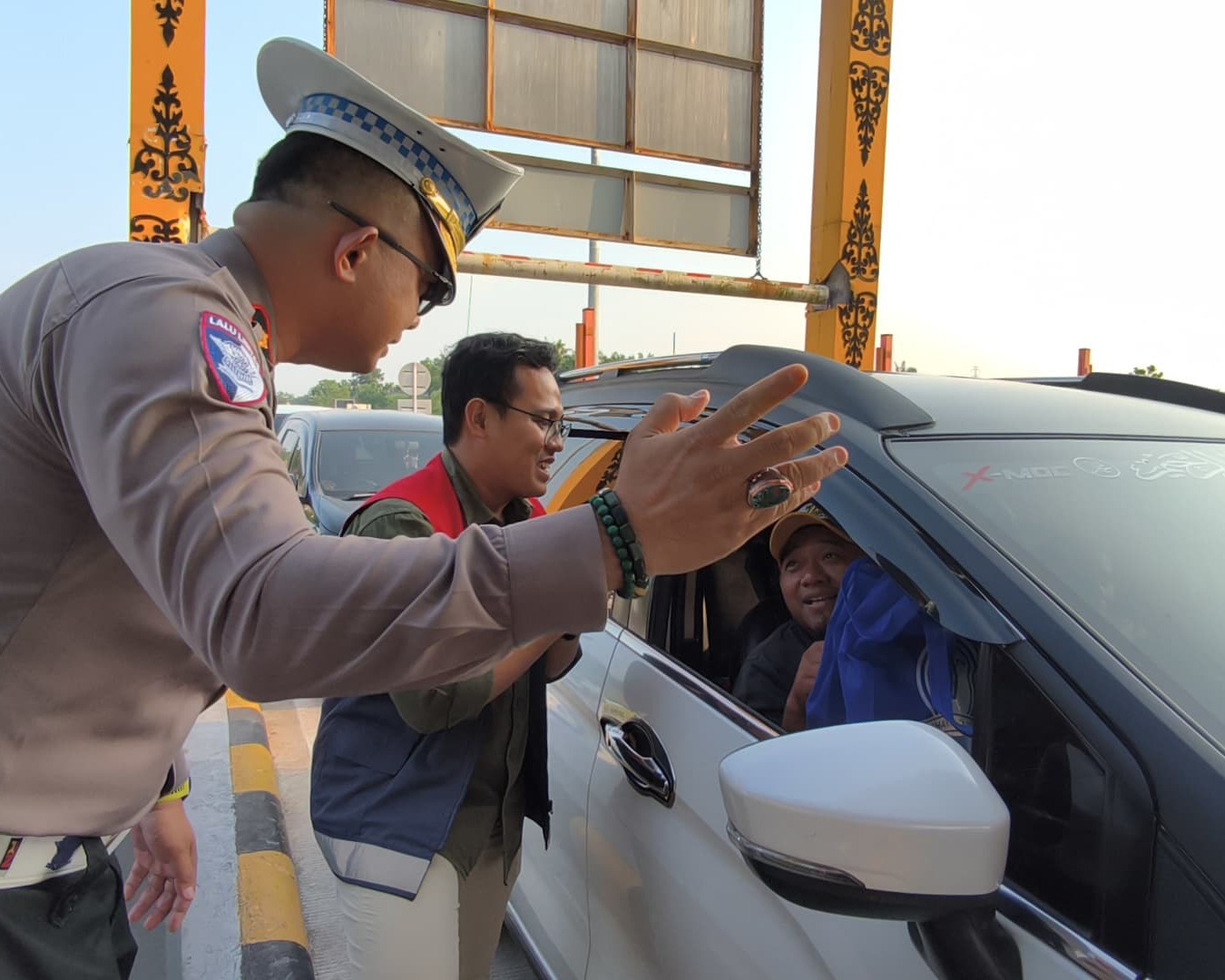 Semarak Bhayangkara Ke-79, Ditlantas Polda Riau Bagikan 79 Bibit Tanaman Dan 79 Bingkisan