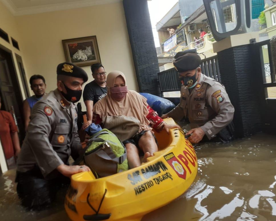Wujud Negara Hadir, Personel TNI - Polri Dikerahkan Membantu Korban Banjir