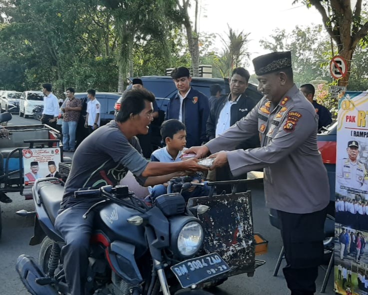 Kapolres Kampar Bersama PJU dan Bhayangkari Berbagi Takjil Untuk Masyarakat di Kota Bangkinang