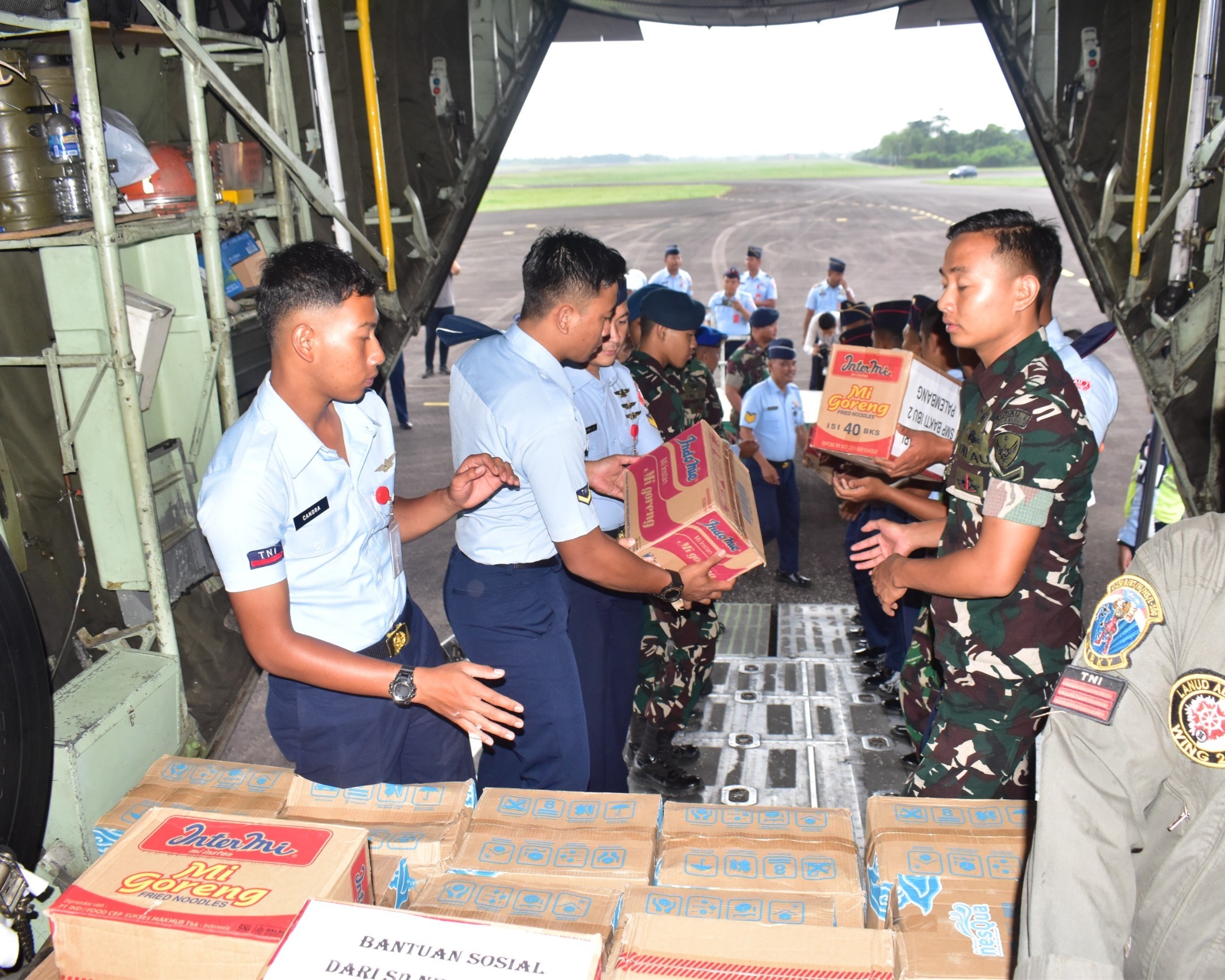 Lewat Udara, Lanud Smh Kolaburasi Bersama Pemda dan Forkopimda Dukung Dorongan Logistik Bantu Warga Korban Bencana Alam