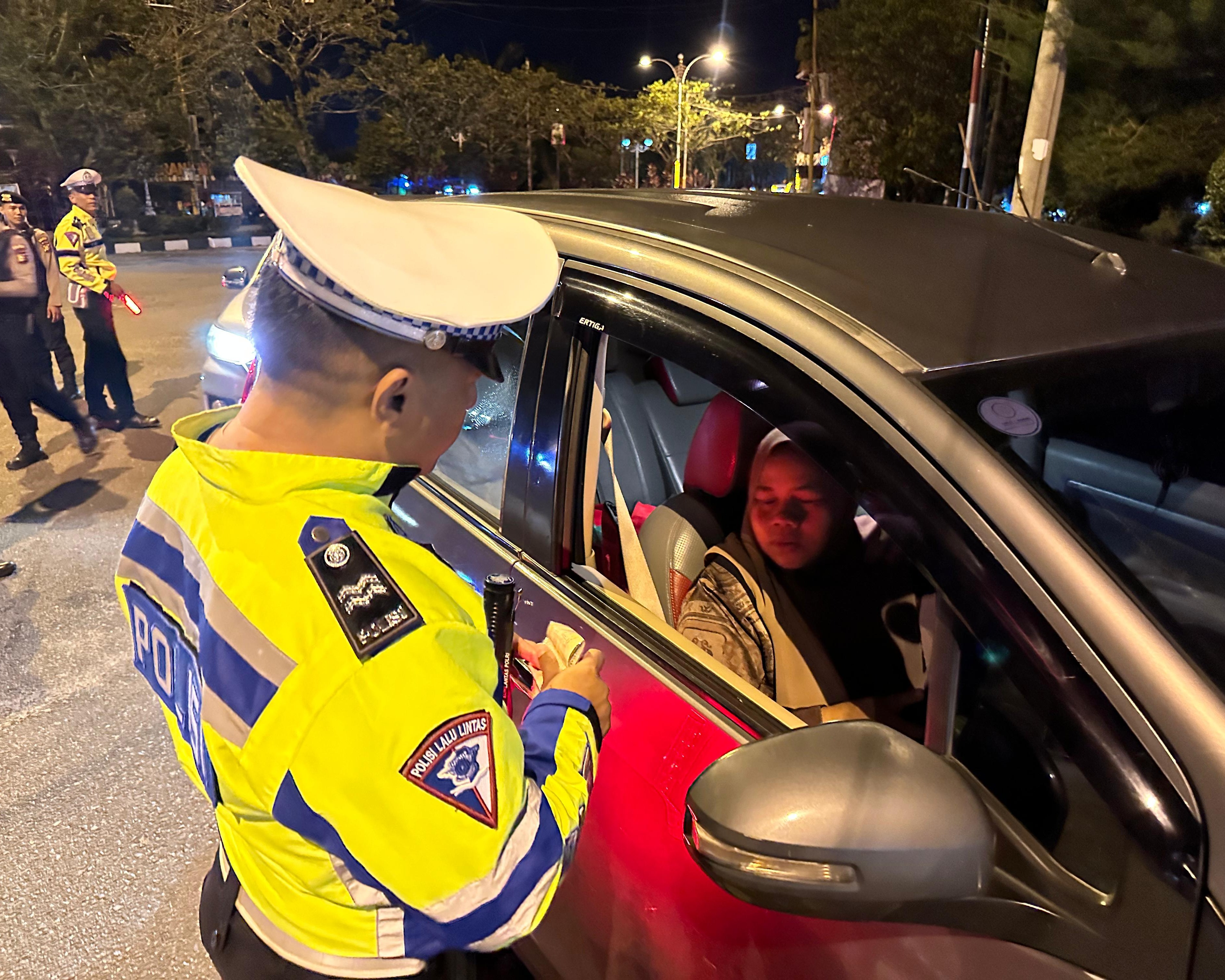 Operasi Mantap Praja LK 2024, Pastikan Aman Jelang Pilkada Serentak, Polres Rohul Bersama Tim Gabungan Laksanakan Patroli Berskala Besar