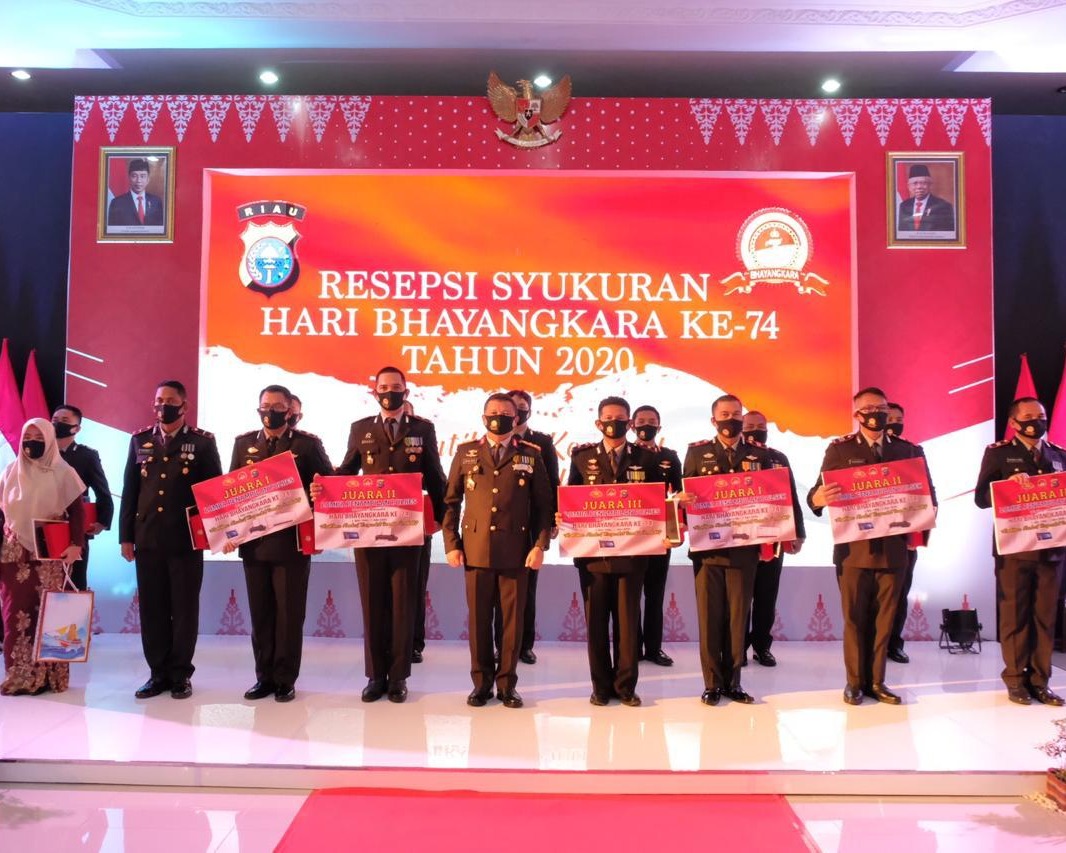 Kapolda Riau Menyerahkan Penghargaan Kepada Personil Polisi Berprestasi dan Teladan