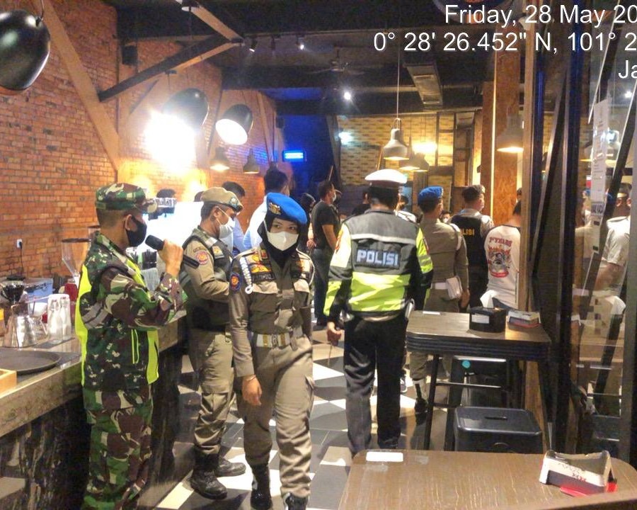 Pasi Ops Kodim 0301/PBR Beserta Personil Melaksanakan Kegiatan Patroli PPKM Gabungan