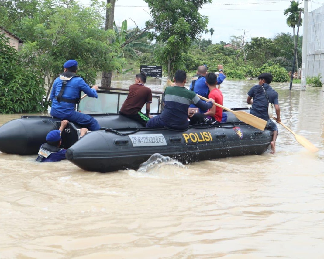 Tim SAR Ditpolairud Polda Riau Lakukan Penyisiran dan Evakuasi Warga Yang Terdampak di Lokasi Banjir