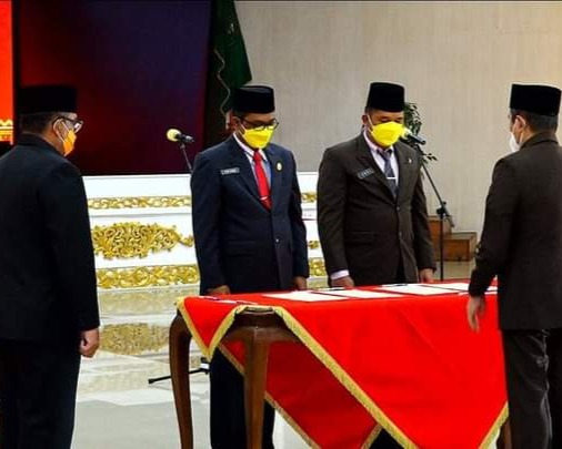 Gubri Melantik Sekaligus Pengambilan Sumpah Jabatan Kadishub Riau dan Kepala BPBD Riau