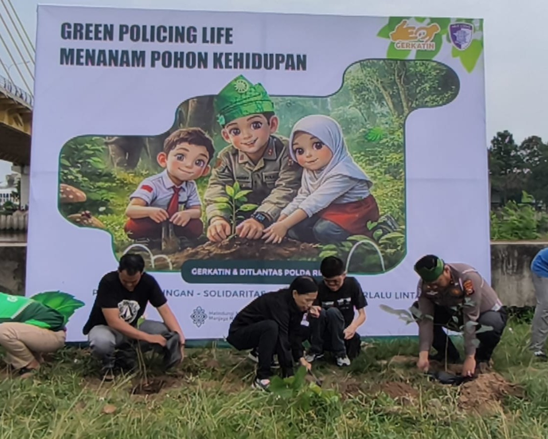 Kolaborasi Inspiratif, Ditlantas Polda Riau Bersama Gerkatin Tanam Pohon Di Tepian Sungai Siak