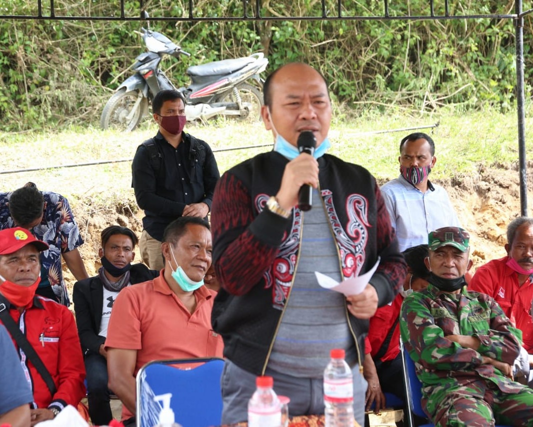 Bupati Taput Tatap Muka Dengan Warga Sisordak Parmongan Dan Serahkan Bantuan Kepada Masyarakat