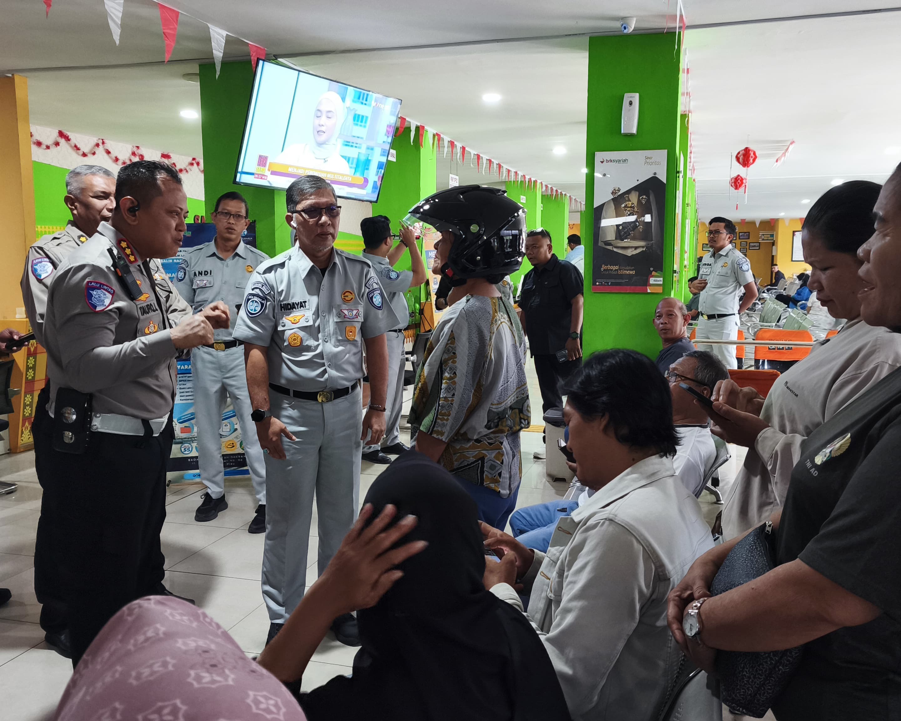 Polantas Menyapa: Dirlantas Polda Riau Bersama Tim Pembina Samsat Bagikan Helm Dan Bibit Pohon kepada Wajib Pajak