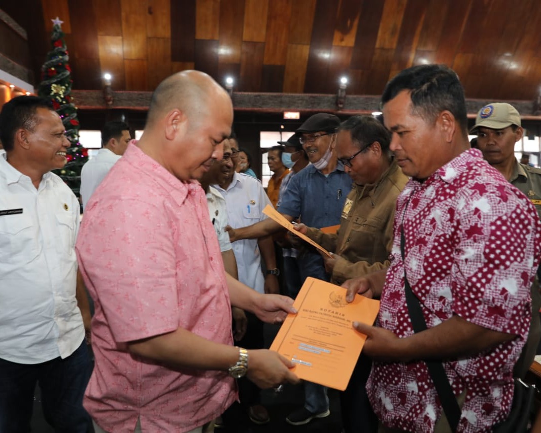 Bupati Taput Nikson Nababan Berikan Hadiah Natal Akte Notaris Kepada 444 Kelompok Tani