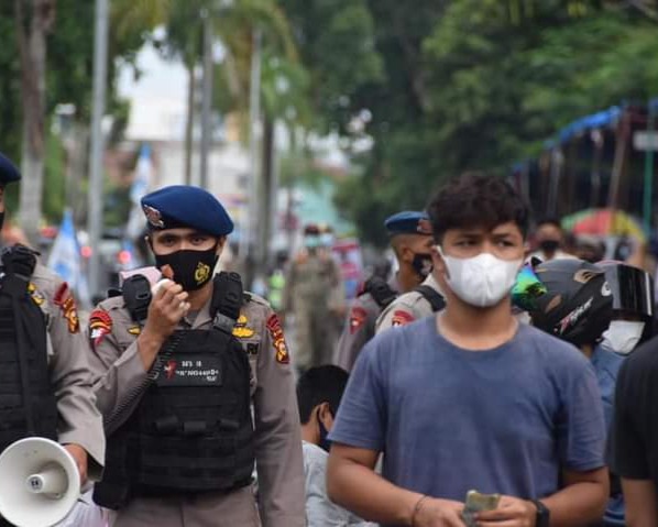 Personel Satuan Brimob Polda Riau Laksanakan Patroli Penertiban Prokes di Kota Pekanbaru