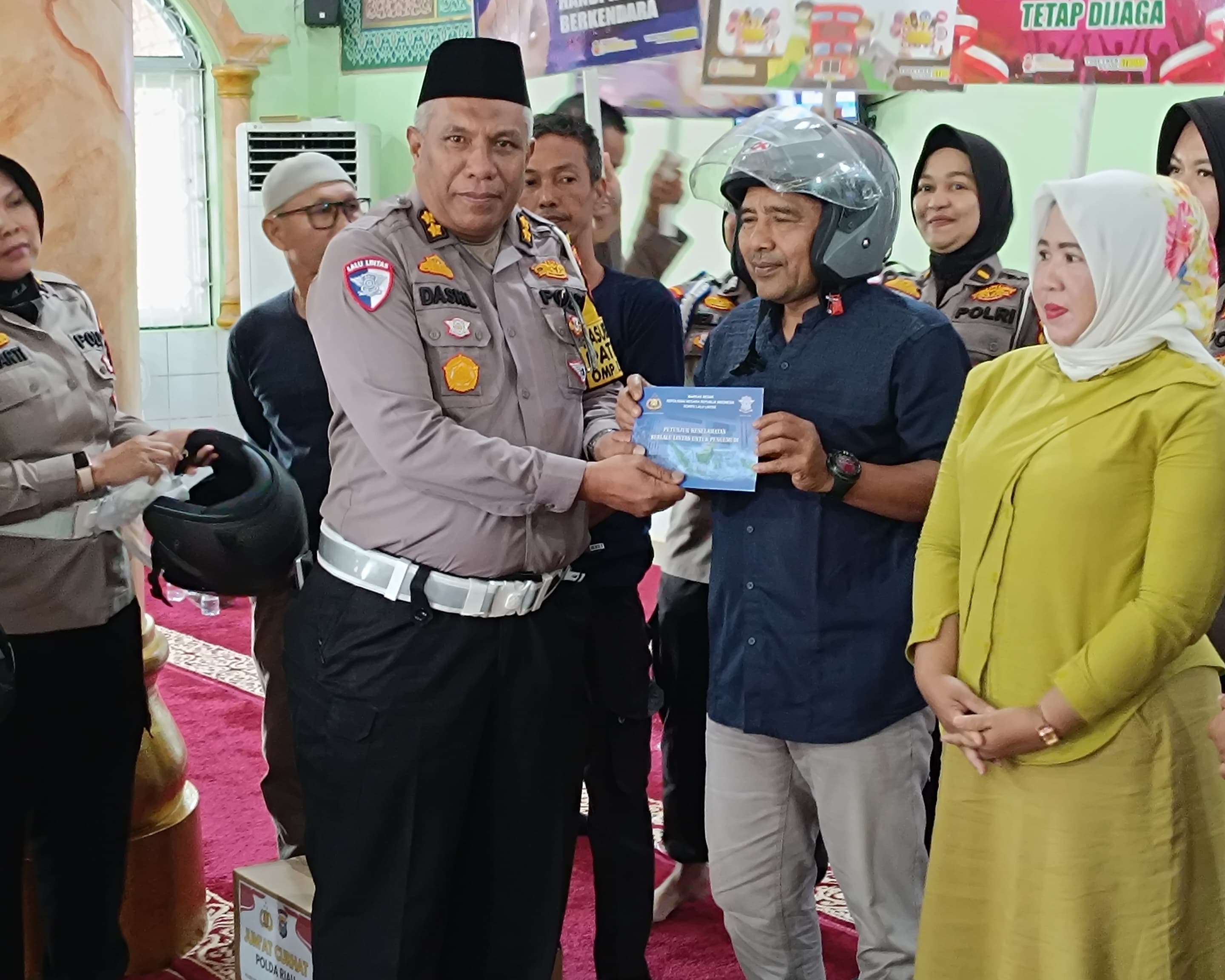 Program Jumat Curhat, Ditlantas Polda Riau Ajak Masyarakat Sukseskan Pilkada 2024 dan Tertib Berlalu Lintas