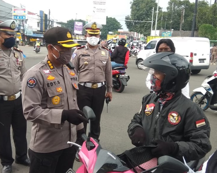 Kabidhumas Dampingi Wakapolda Banten Meninjau Pelaksanaan PSBB dan Posko Check Point Citra Raya Cikupa
