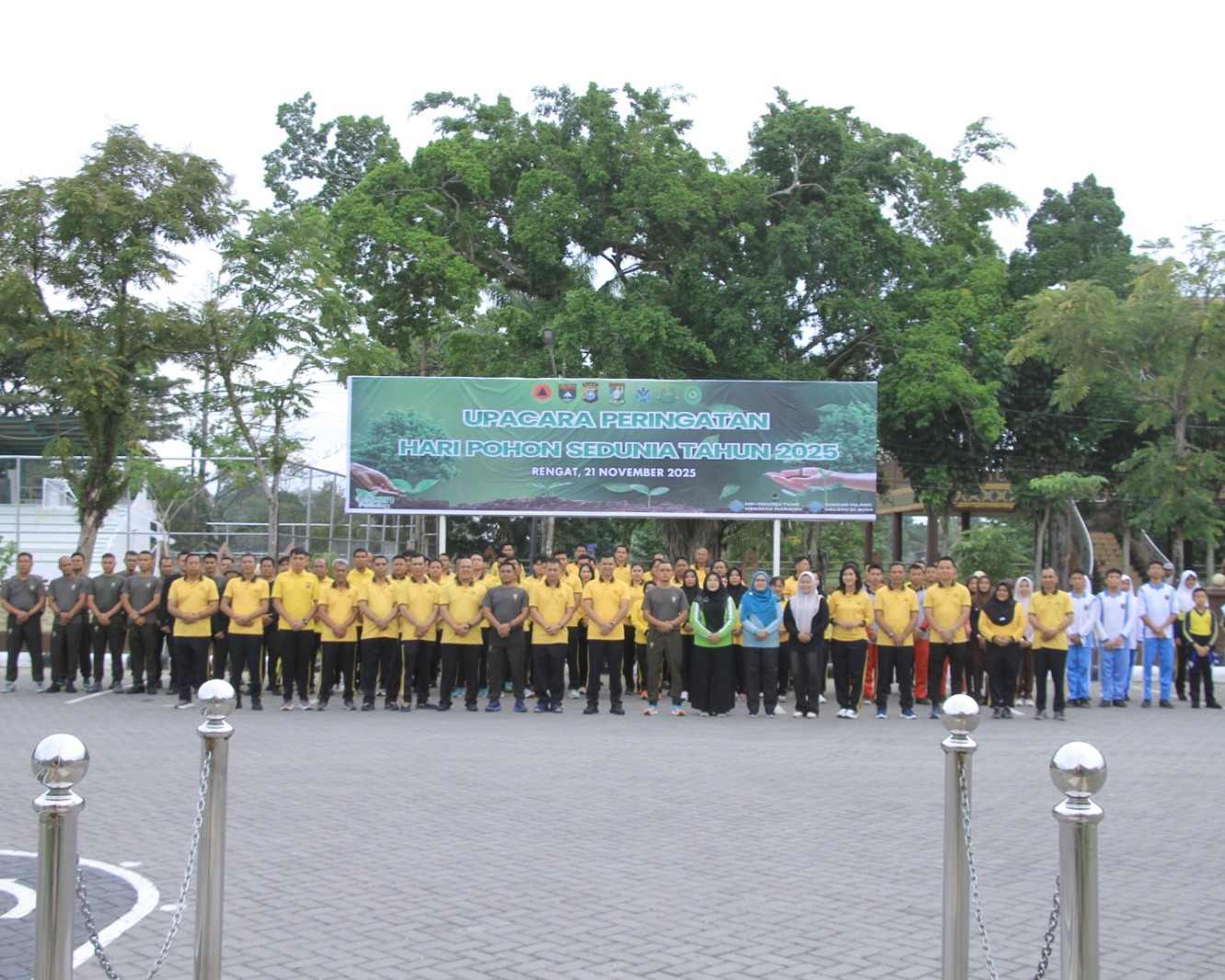 Hari Pohon Sedunia, Polres Inhu Gelar Apel Dan Tanam Pohon di Tepian Sungai Indragiri