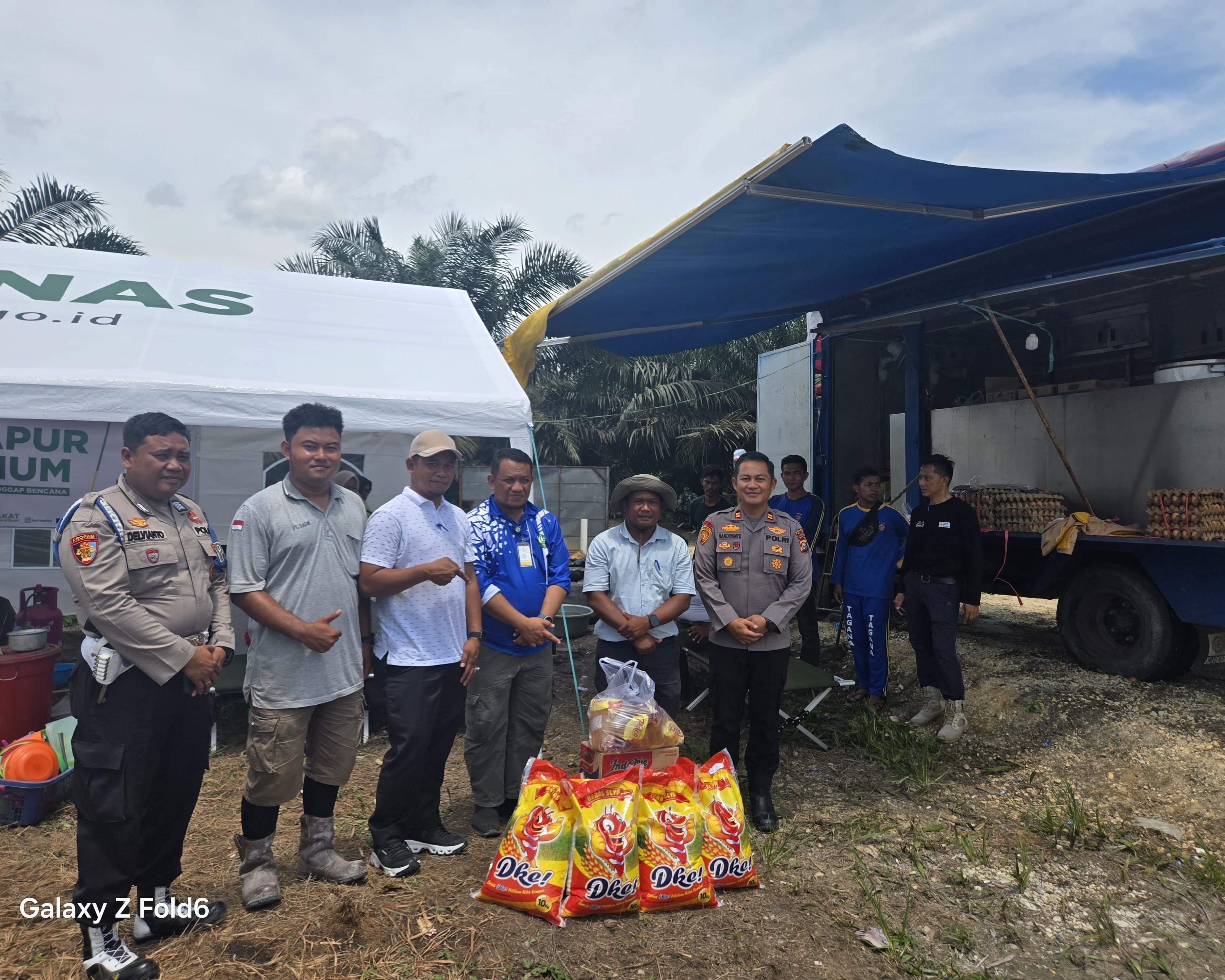 Polsek Koto Gasib Bersama PT WSSI Salurkan Bantuan Sembako Kepada Warga Yang Terdampak Banjir Di Kampung Rantau Panjang