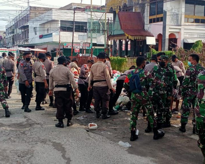 Personil Kodim 0301/PBR Laksanakan Giat Satgas Lingkungan Asri Bersinergi Dengan Instansi Terkait Menyisir Tumpukan Sampah
