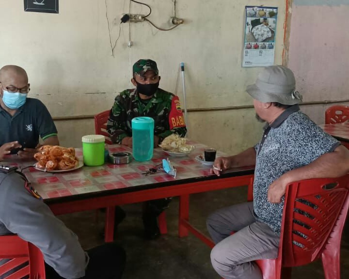 Babinsa Kodim 0301/PBR Bersama Bhabinkamtibmas Laksanakan Kegiatan Komsos Dengan Perangkat RT RW Untuk Menjalin Silahturahmi