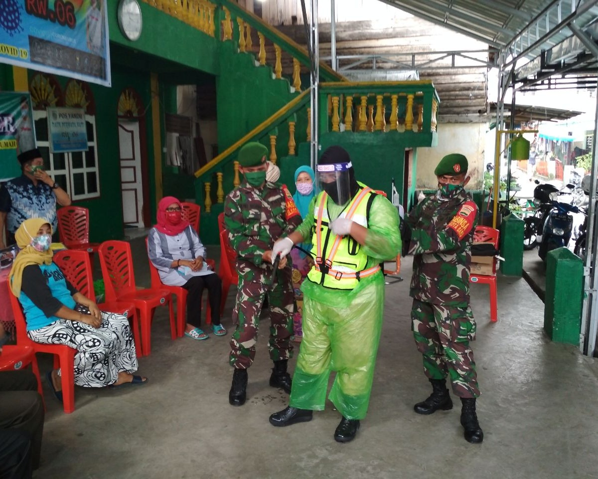 Berpacu Lawan Covid-19, Babinsa Jajaran Kodim 0301/Pekanbaru Lakukan Penyemprotan Disinfektan di Fasilitas Umum