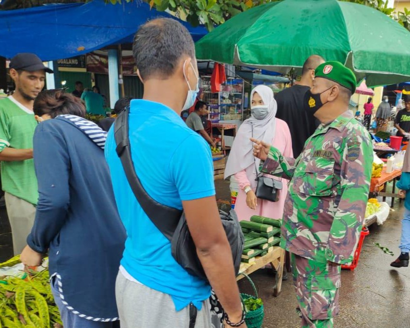Babinsa Kodim 0301/PBR Lakukan Patroli Penegakan Pendisiplinan Prokes di Pasar Rumbai