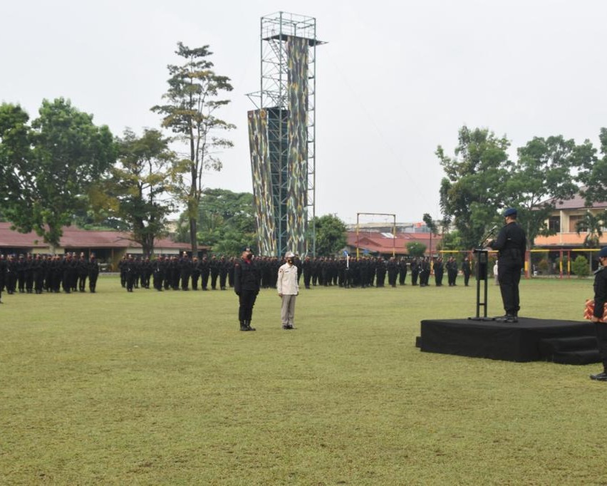 Dansat Brimob Polda Riau Pimpin Upacara Bulanan Pengibaran Bendera Merah Putih